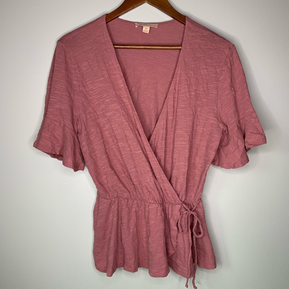 Gibson Latimer | Coral Wrap Front Peplum Top | M